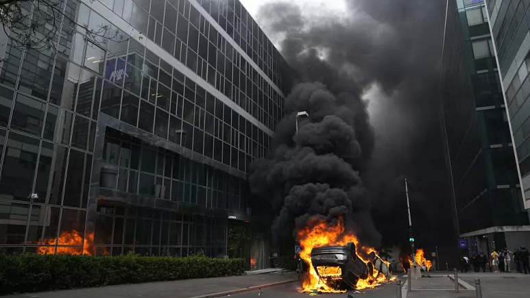 Fransa'da polis şiddeti durmuyor: Protesto eden gençler gözaltında